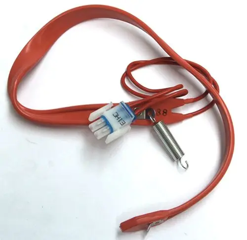 Rotes Heizkabel mit Anschlussstecker und Feder, geeignet für Daikin Produkte. Die Konstruktion umfasst zwei Drähte und einen Federmechanismus für Stabilität.